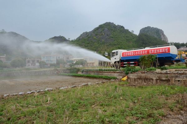 北流海螺開展愛心水車進鄉(xiāng)村活動，幫助群眾澆灌土地_副本