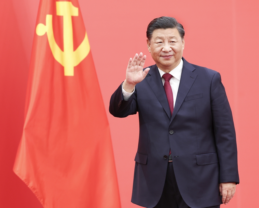 10月23日，剛剛在中國共產黨第二十屆中央委員會第一次全體會議上當選的中共中央總書記習近平和中共中央政治局常委李強、趙樂際、王滬寧、蔡奇、丁薛祥、李希在北京人民大會堂同采訪中共二十大的中外記者親切見面。這是習近平向在場的中外記者揮手致意。