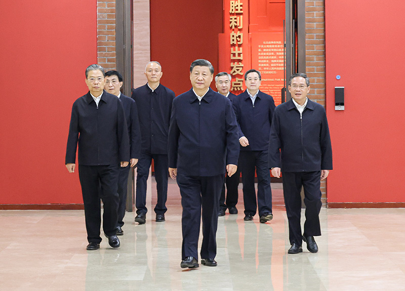 　　10月27日，中共中央總書記、國家主席、中央軍委主席習(xí)近平帶領(lǐng)中共中央政治局常委李強、趙樂際、王滬寧、蔡奇、丁薛祥、李希，瞻仰延安革命紀(jì)念地。這是習(xí)近平等在延安革命紀(jì)念館，參觀《偉大歷程——中共中央在延安十三年歷史陳列》。