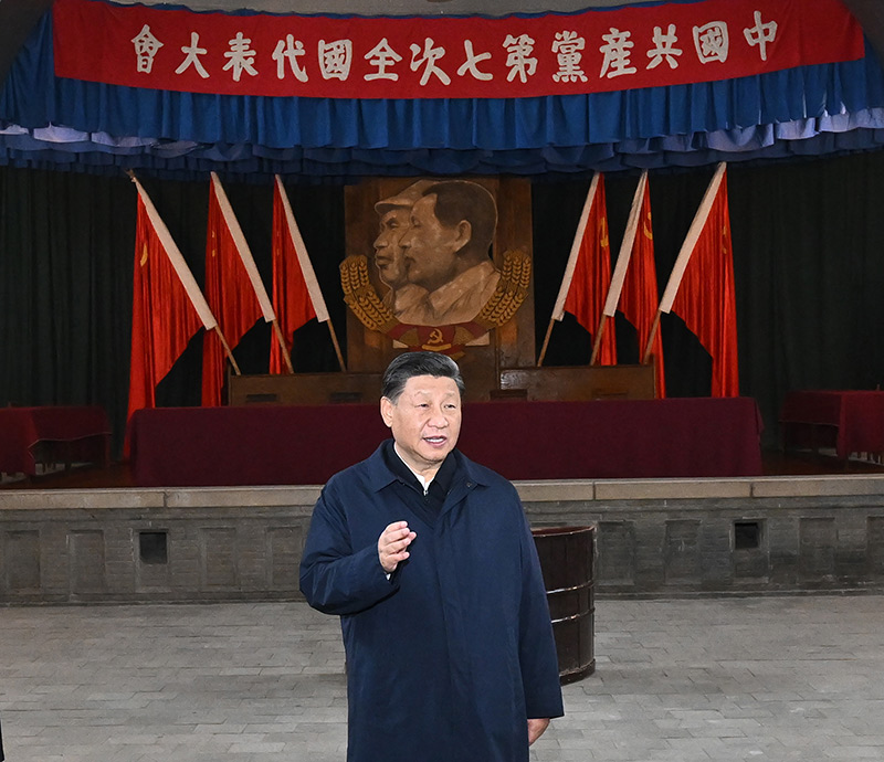 　　10月27日，中共中央總書記、國家主席、中央軍委主席習(xí)近平帶領(lǐng)中共中央政治局常委李強、趙樂際、王滬寧、蔡奇、丁薛祥、李希，瞻仰延安革命紀(jì)念地。這是習(xí)近平在楊家?guī)X瞻仰中共七大會址。