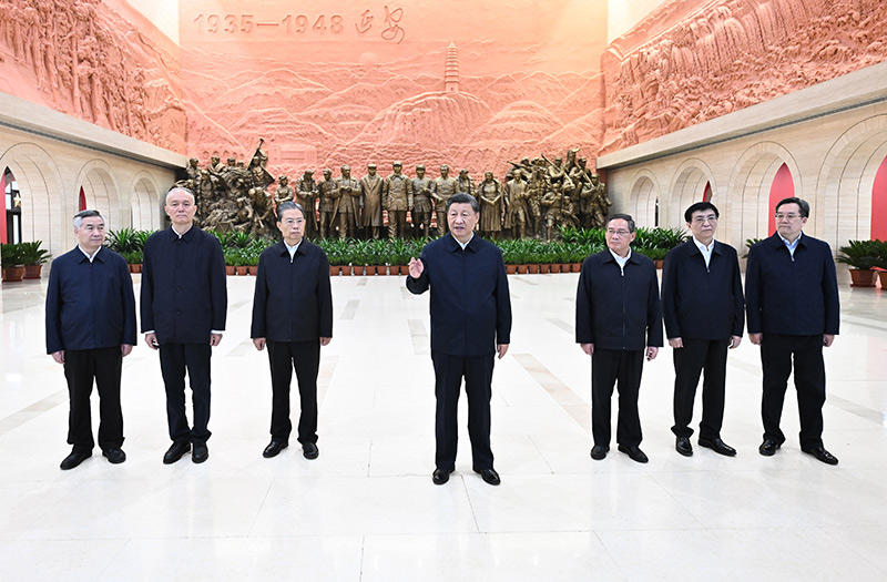 　　10月27日，中共中央總書記、國家主席、中央軍委主席習(xí)近平帶領(lǐng)中共中央政治局常委李強、趙樂際、王滬寧、蔡奇、丁薛祥、李希，瞻仰延安革命紀(jì)念地。這是習(xí)近平在延安革命紀(jì)念館參觀《偉大歷程——中共中央在延安十三年歷史陳列》結(jié)束時發(fā)表重要講話。