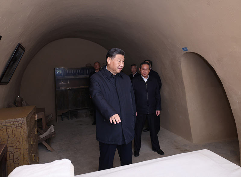 　　10月27日，中共中央總書記、國家主席、中央軍委主席習(xí)近平帶領(lǐng)中共中央政治局常委李強、趙樂際、王滬寧、蔡奇、丁薛祥、李希，瞻仰延安革命紀(jì)念地。這是習(xí)近平等在楊家?guī)X參觀毛澤東舊居。
