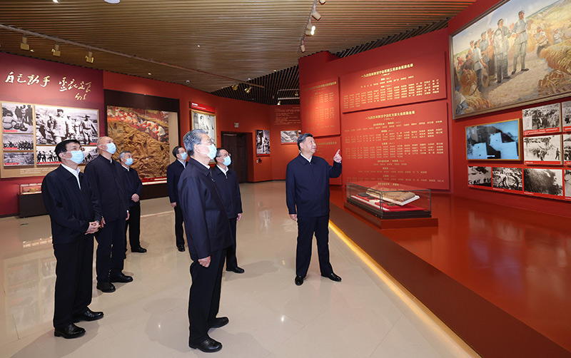 　　10月27日，中共中央總書記、國家主席、中央軍委主席習(xí)近平帶領(lǐng)中共中央政治局常委李強、趙樂際、王滬寧、蔡奇、丁薛祥、李希，瞻仰延安革命紀(jì)念地。這是習(xí)近平等在延安革命紀(jì)念館，參觀《偉大歷程——中共中央在延安十三年歷史陳列》。