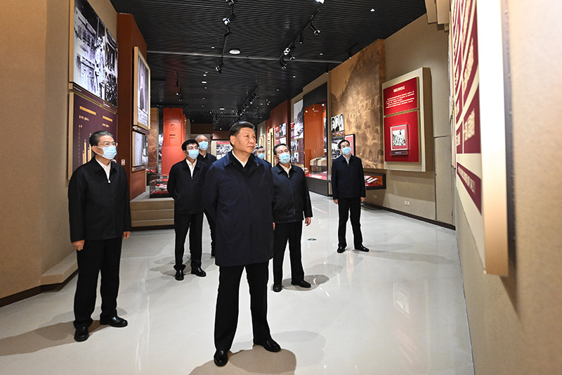 　　10月27日，中共中央總書記、國家主席、中央軍委主席習(xí)近平帶領(lǐng)中共中央政治局常委李強、趙樂際、王滬寧、蔡奇、丁薛祥、李希，瞻仰延安革命紀(jì)念地。這是習(xí)近平等在延安革命紀(jì)念館，參觀《偉大歷程——中共中央在延安十三年歷史陳列》。