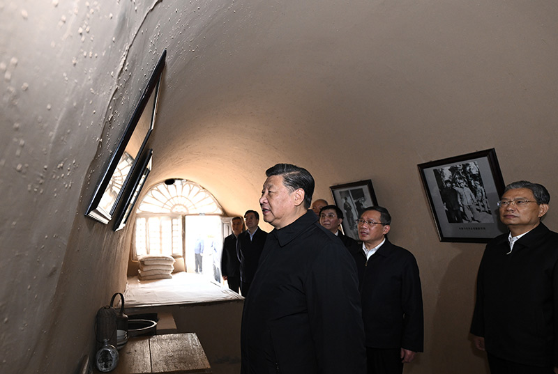 　　10月27日，中共中央總書記、國家主席、中央軍委主席習(xí)近平帶領(lǐng)中共中央政治局常委李強、趙樂際、王滬寧、蔡奇、丁薛祥、李希，瞻仰延安革命紀(jì)念地。這是習(xí)近平等在楊家?guī)X參觀朱德舊居。